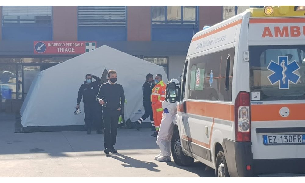 Covid: tende davanti ospedale Cosenza per attesa ricovero