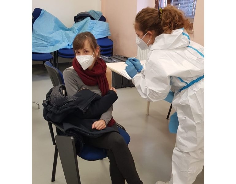 Covid: vaccino reciproco tra medici base, un mese anticipo