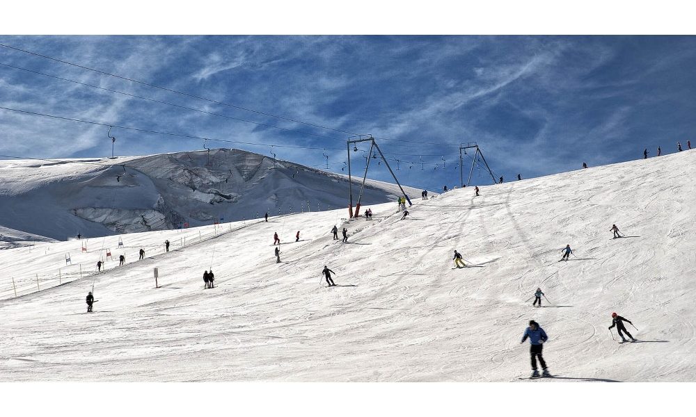 Covid: via a stagione sci Cervinia, lunga coda in biglietteria