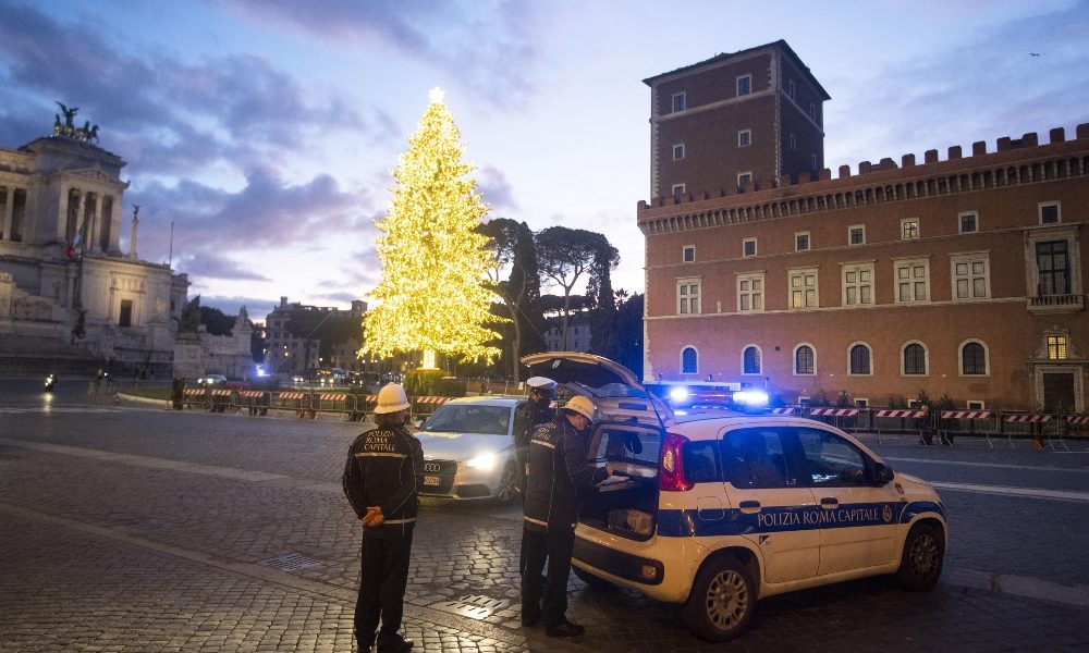 Covid:Roma,poco traffico in centro,ultimi aquisti per cenone