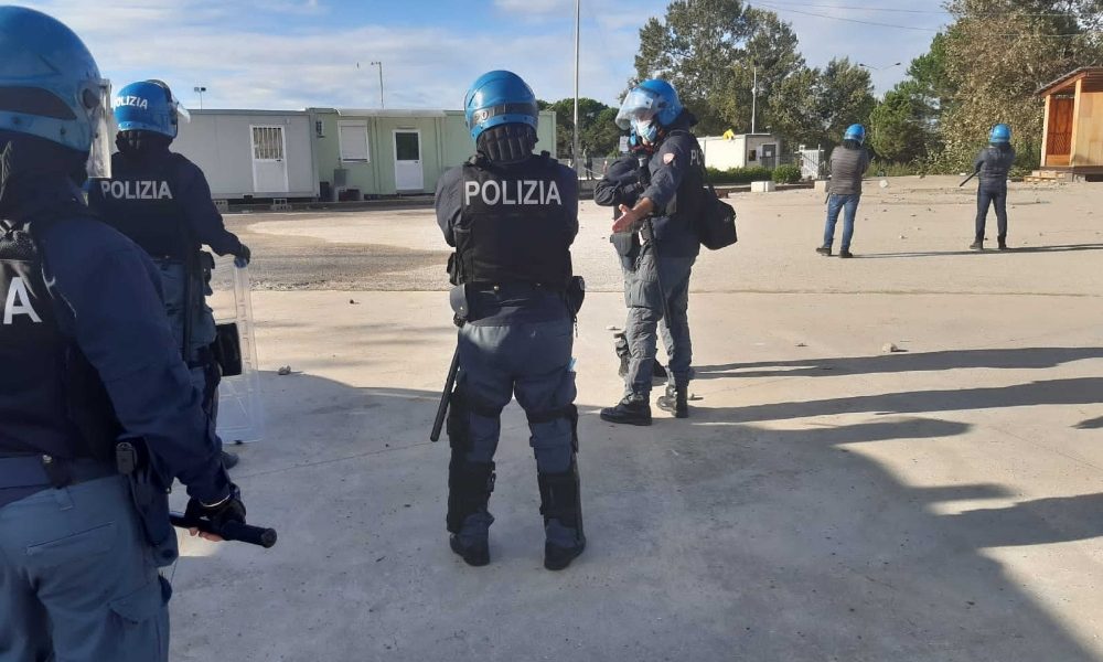 Covid:nuova sassaiola contro poliziotti tendopoli Calabria