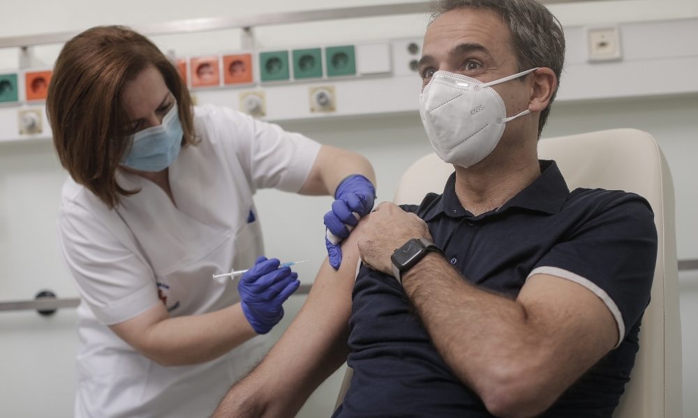 Covid:politici vaccinati prima di medici,polemiche in Grecia