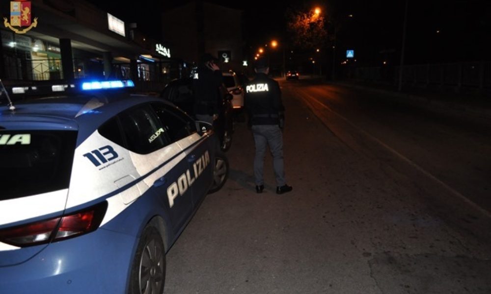 Crede cinese infetto e lo aggredisce