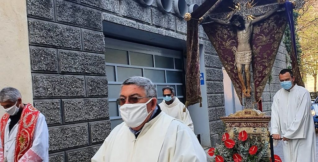 Il crocifisso miracoloso per le vie della città ma senza fedeli