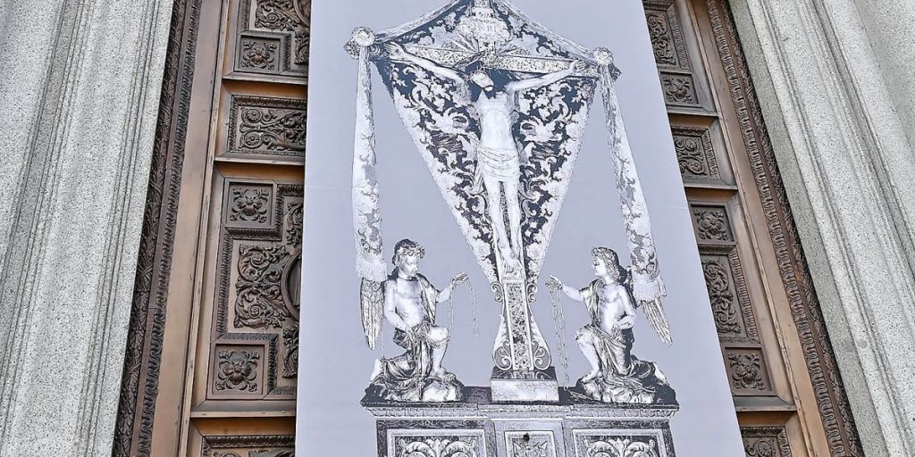 Esposta l’immagine del Crocifisso miracoloso. Come nelle guerre la città chiede la sua protezione