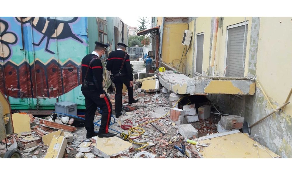 Crolla il balcone di una palazzina,operaio travolto e ucciso