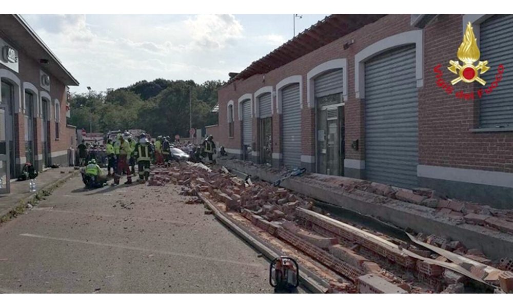 Crolla parte tetto, morti mamma e figlio