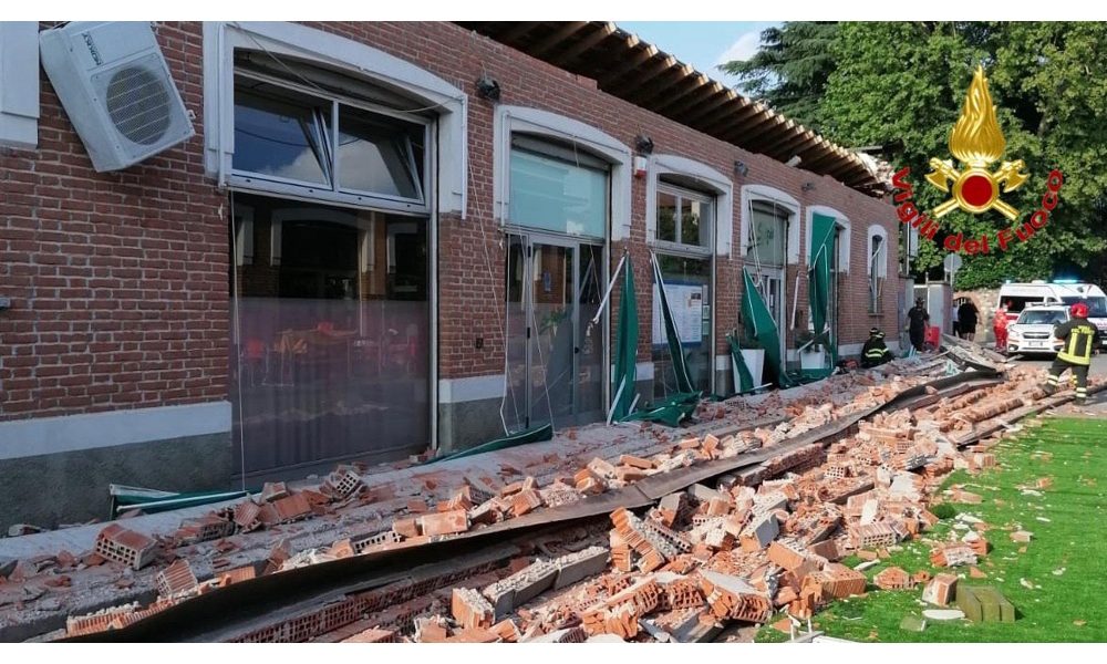 Crolla tetto: padre, un macello