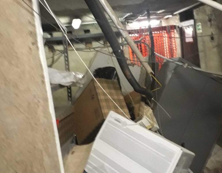 Crollo parziale cantine, 2 palazzi evacuati a Milano