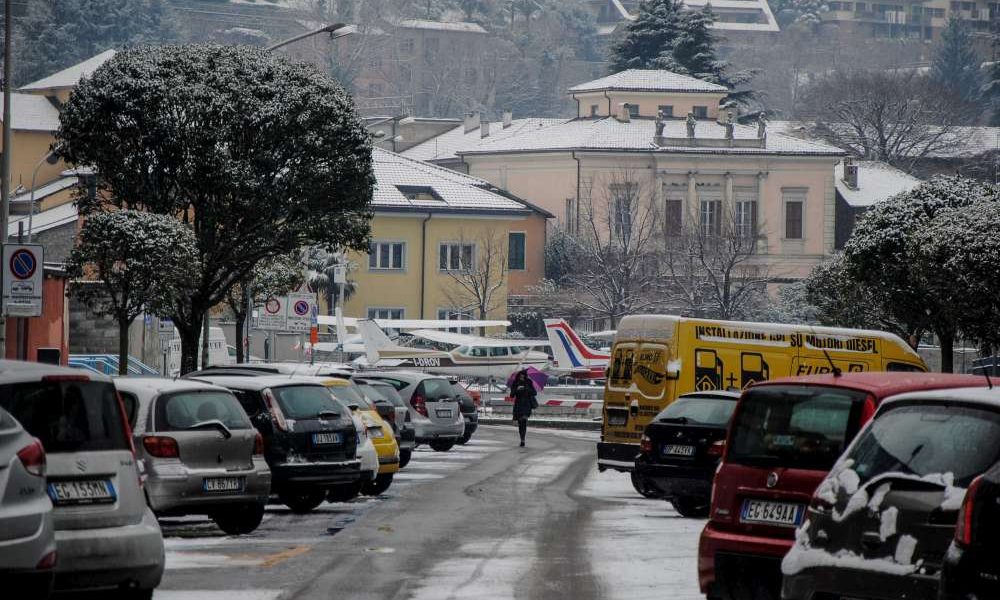 La neve ha reso l’aria di Como respirabile. Da questa notte nuove precipitazioni