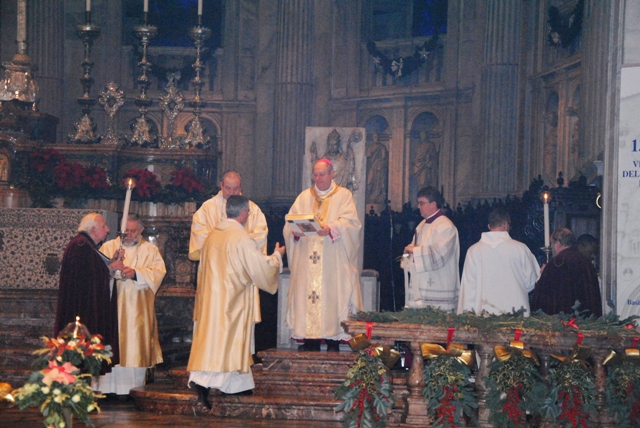 Il Vescovo invoca la luce di Cristo. Durante l’omelia del 24 la città si è unita in preghiera