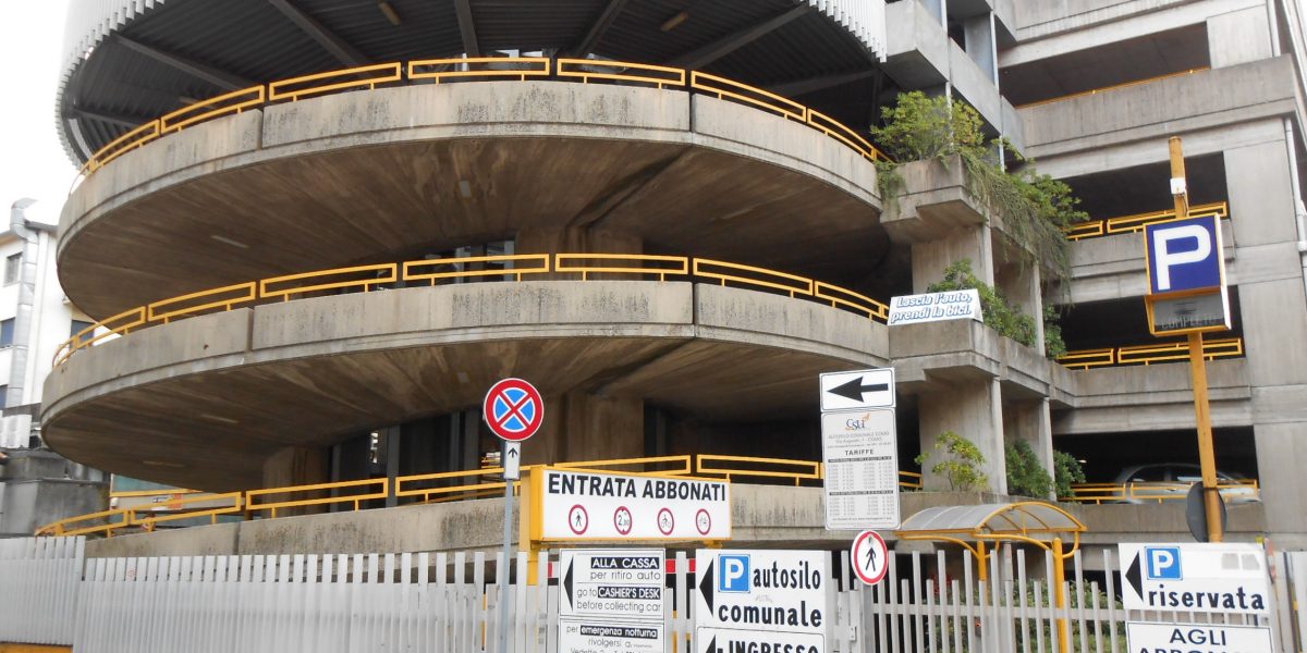 Como, da ieri è in vigore il divieto d’accesso all’autosilo di via Auguadri da via Milano