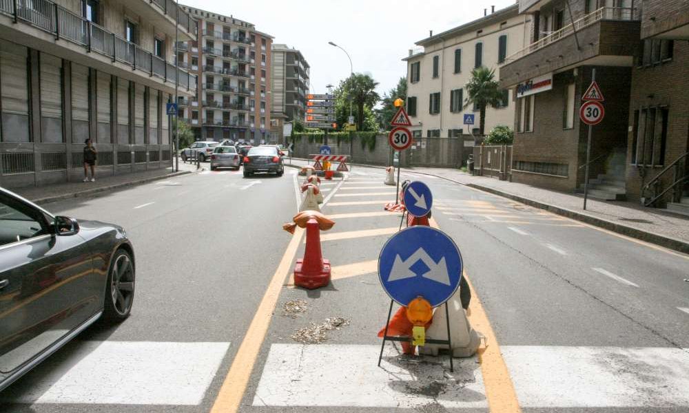 In viale Masia transenne e sacchi di sabbia da sei mesi