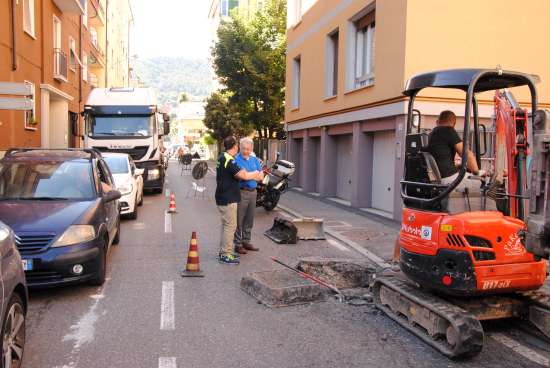 Cede un tombino in via Palestro, lunghi incolonnamenti e viabilità in tilt