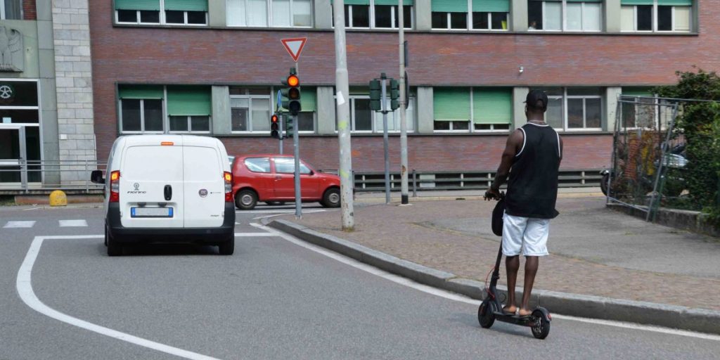 Monopattini su strada, Como è in ritardo