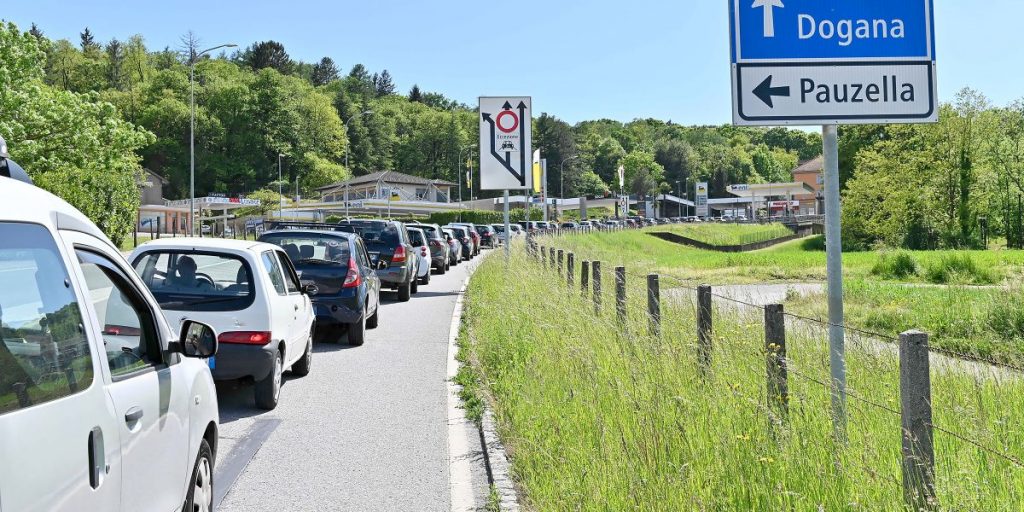 Metà dei frontalieri ancora a casa. Nell’ultima settimana 35mila i transiti giornalieri