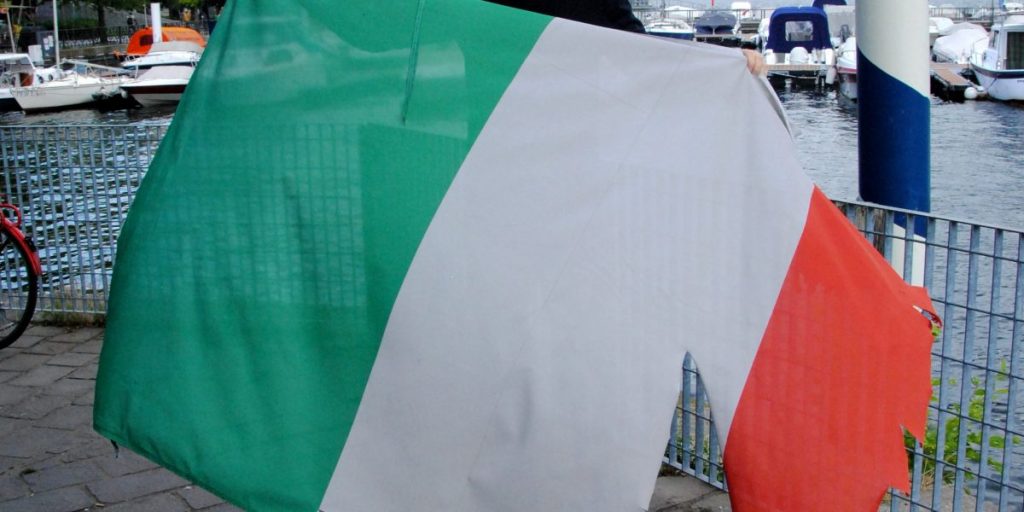 Rapinese paga e issa un nuovo tricolore sul lungolago