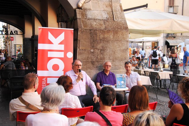 Markaris  conquista la platea di piazza San Fedele