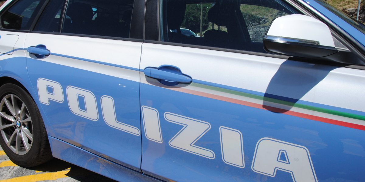 Giovane trovato morto in via Paoli, a Como. La polizia cerca la persona che ha travolto il 22enne senza poi soccorrerlo