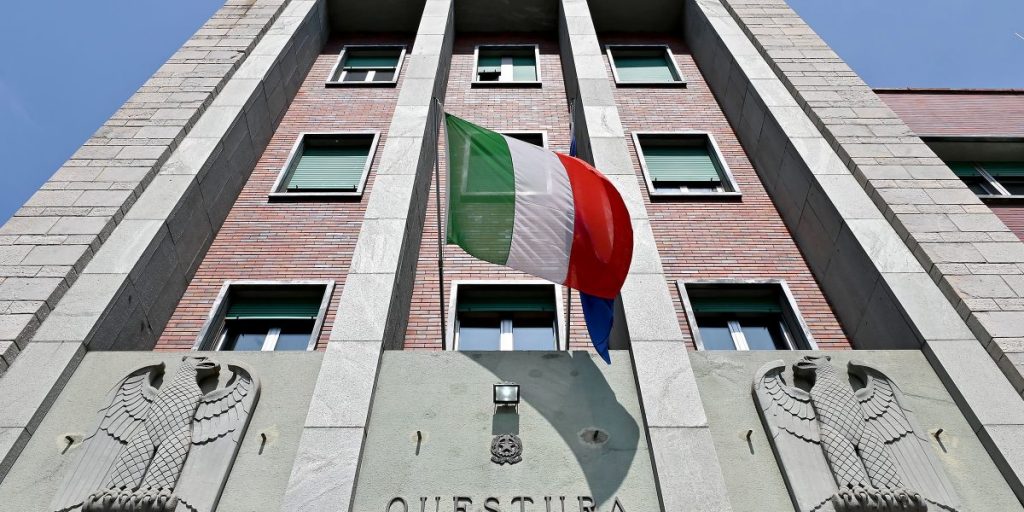 Chiuso per un giorno un bar in piazza Volta