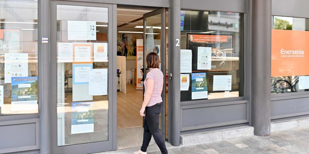 Bollette dell’acqua salate, è scontro fra utenti e azienda