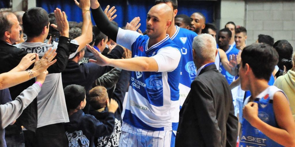 Pallacanestro Cantù, spiragli di ottimismo. Stipendi saldati, rata Fip in pagamento e sponsor in arrivo