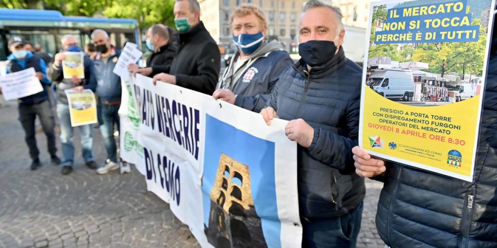 La rabbia degli ambulanti: corteo lungo le vie della città