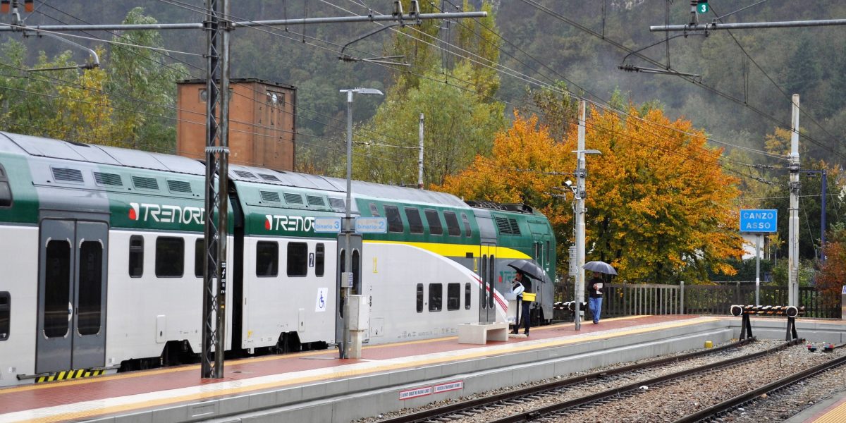 Furti e rapine sui treni della linea Milano-Asso: arrestato 22enne