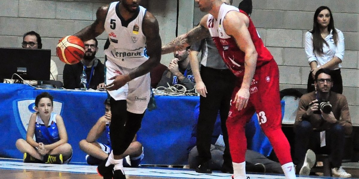 Cantù, cordata abruzzese per squadra e palasport