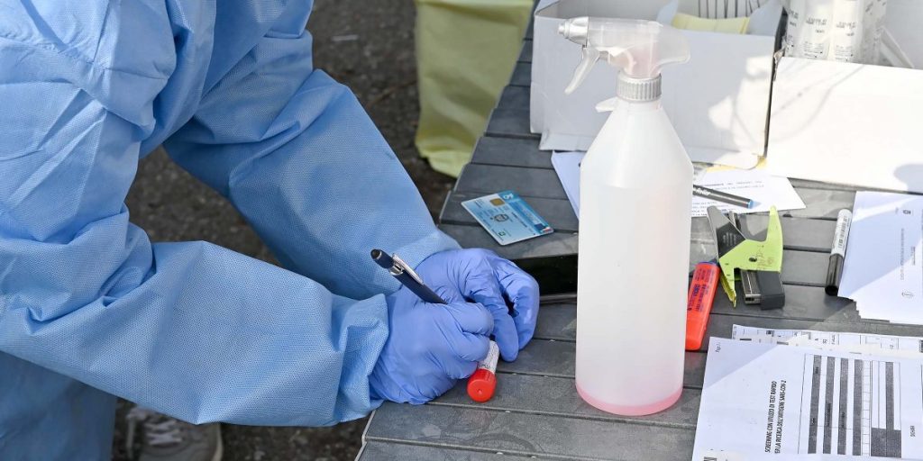 Cala la pressione sugli ospedali, ma il contagio torna a salire