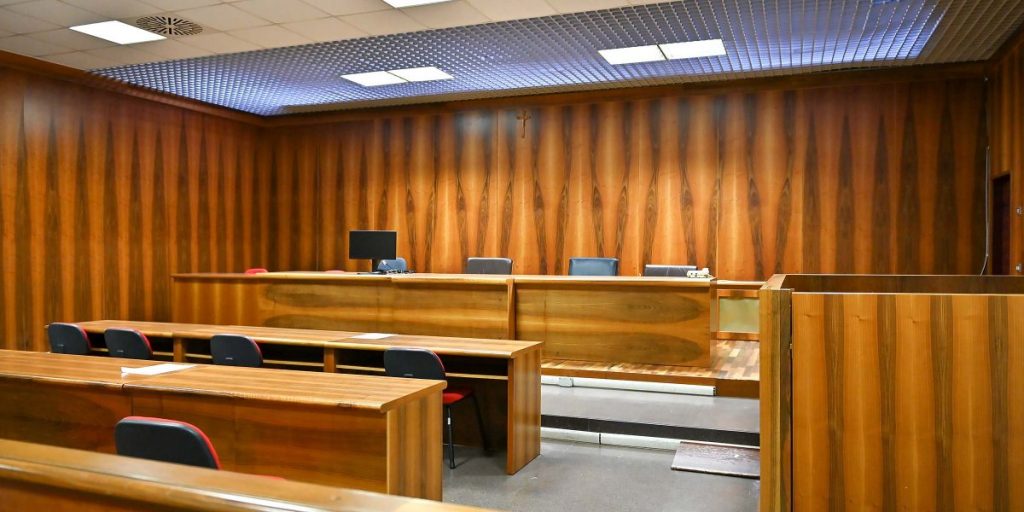 Palpeggia una mamma in ascensore: per non andare in cella dovrà risarcire