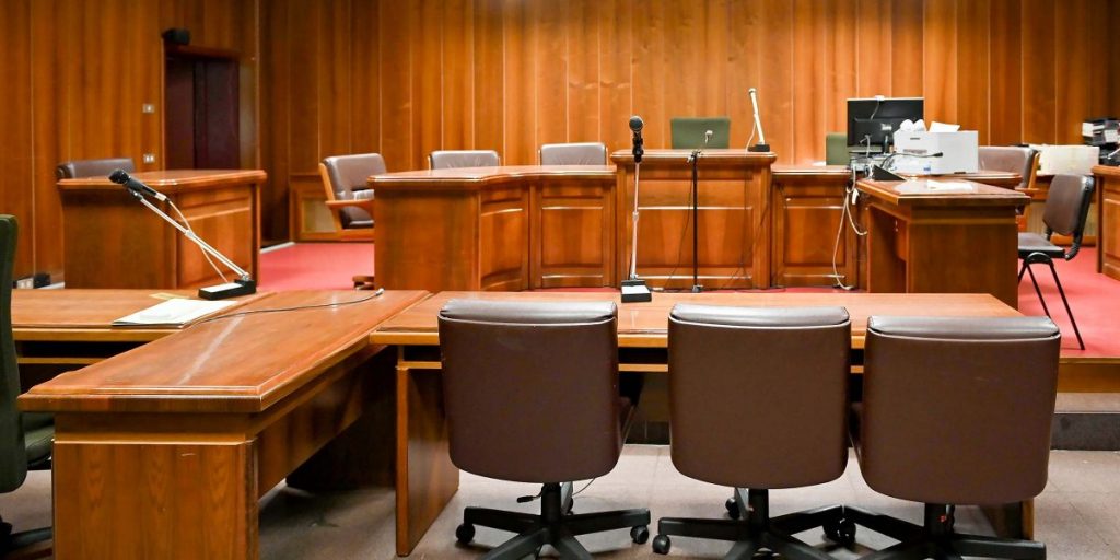 Rapinano un uomo con un taser: maxi condanna per due rumeni