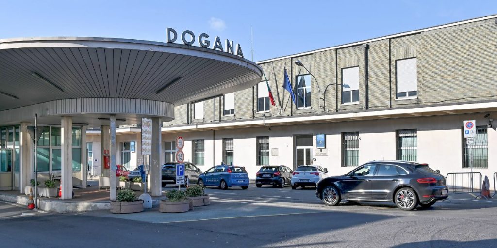 Espulso dall’Italia e pure dalla Svizzera: fermato dalla polizia di frontiera