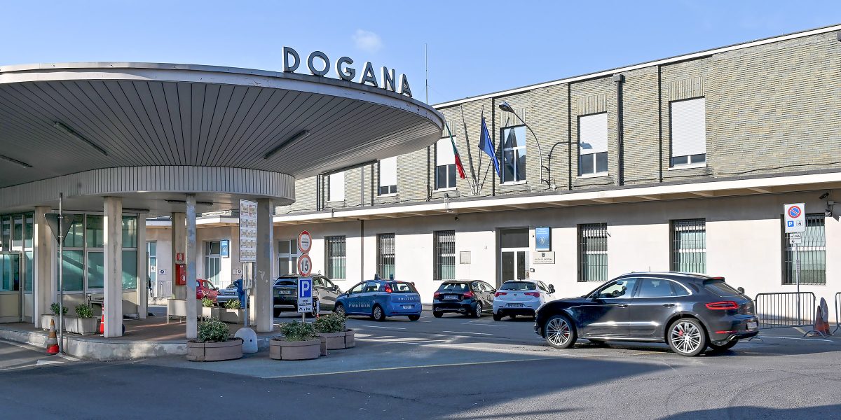 Espulso dall’Italia e pure dalla Svizzera: fermato dalla polizia di frontiera