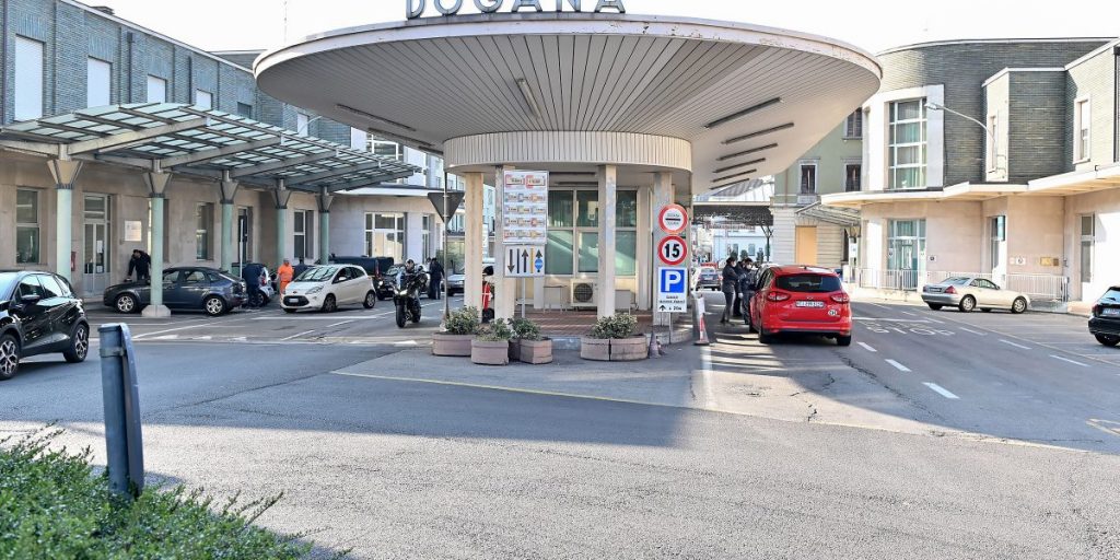 Frontalieri in coda alla dogana, si torna a lavorare. Il Canton Ticino allenta la stretta, da ieri sono ripartiti altri settori