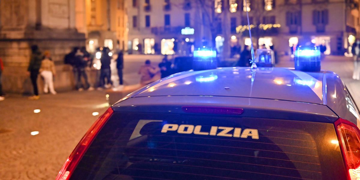 Fermato dalla polizia mentre guida lo scooter ubriaco: addosso gli trovano hashish e marijuana