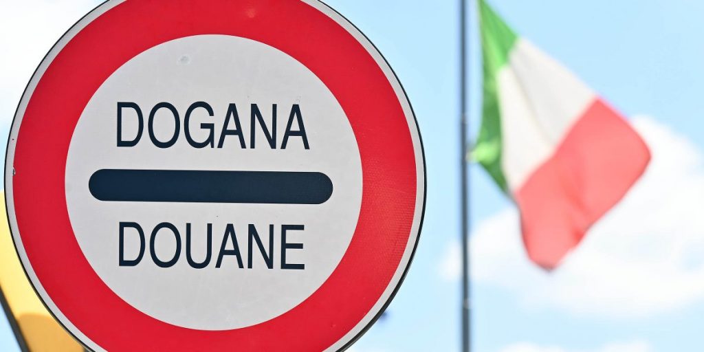 Controlli in dogana: viaggia con franchi, dollari e altre banconote per un totale di 124mila euro