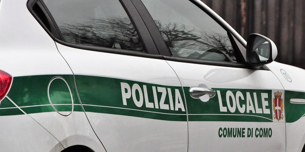 Minaccia gli agenti con una bottiglia di birra: patteggia 6 mesi