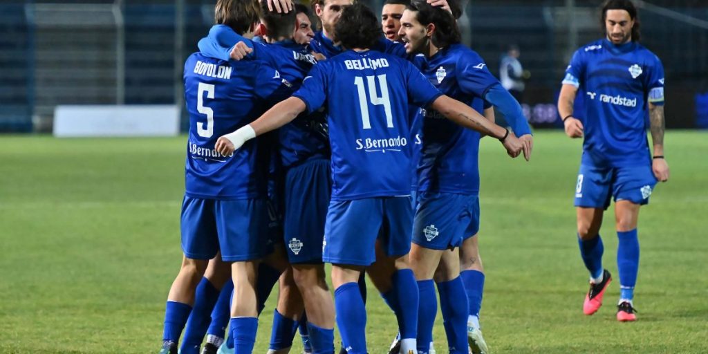 Caccia agli azzurri capoclassifica, avversari sul mercato