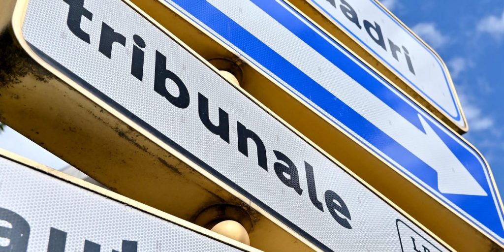 Minaccia la moglie con la pistola: militare 38enne a processo