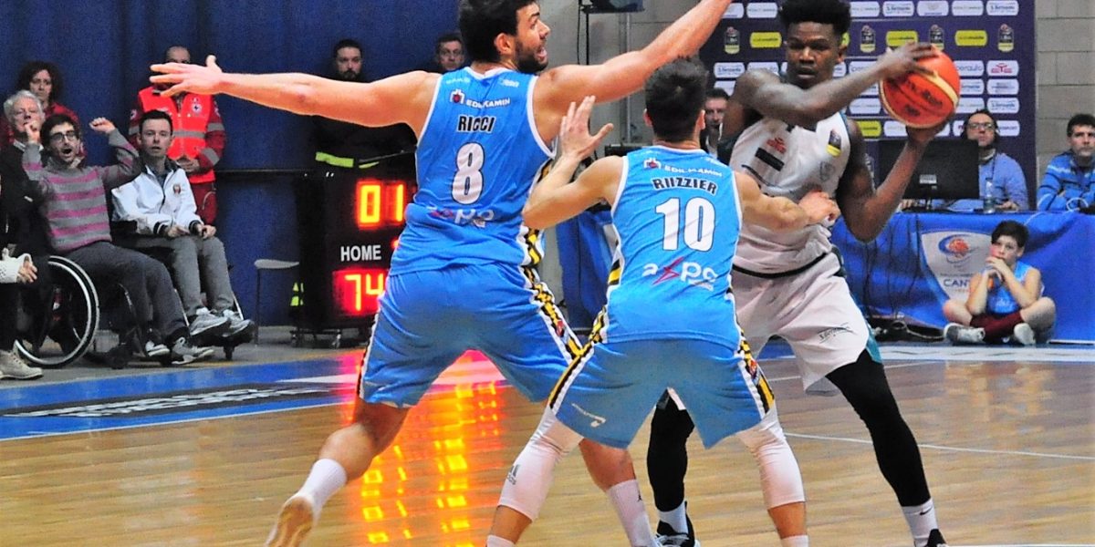 Cantù domani a Cremona. Il coach: «Voglio vedere una squadra reattiva, senza pause»