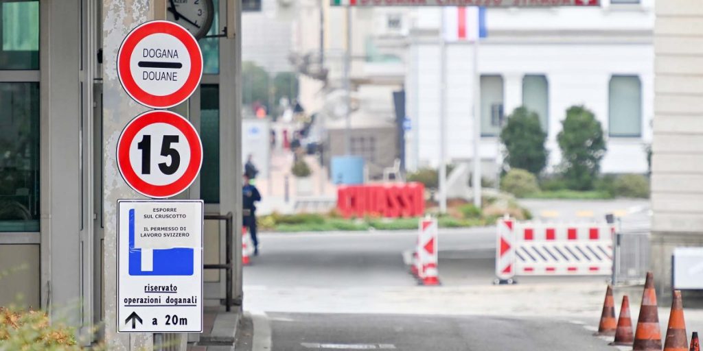 Assembramenti lungo il confine per ritirare il sushi da asporto