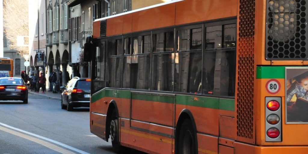 Disabile fatto cadere mentre scende dall’autobus. Finisce al pronto soccorso, interviene la polizia