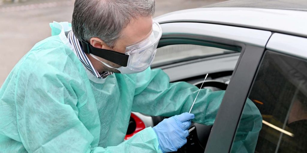 Covid nel Comasco: salgono ancora le chiamate al 118. Oggi 121 nuovi contagi