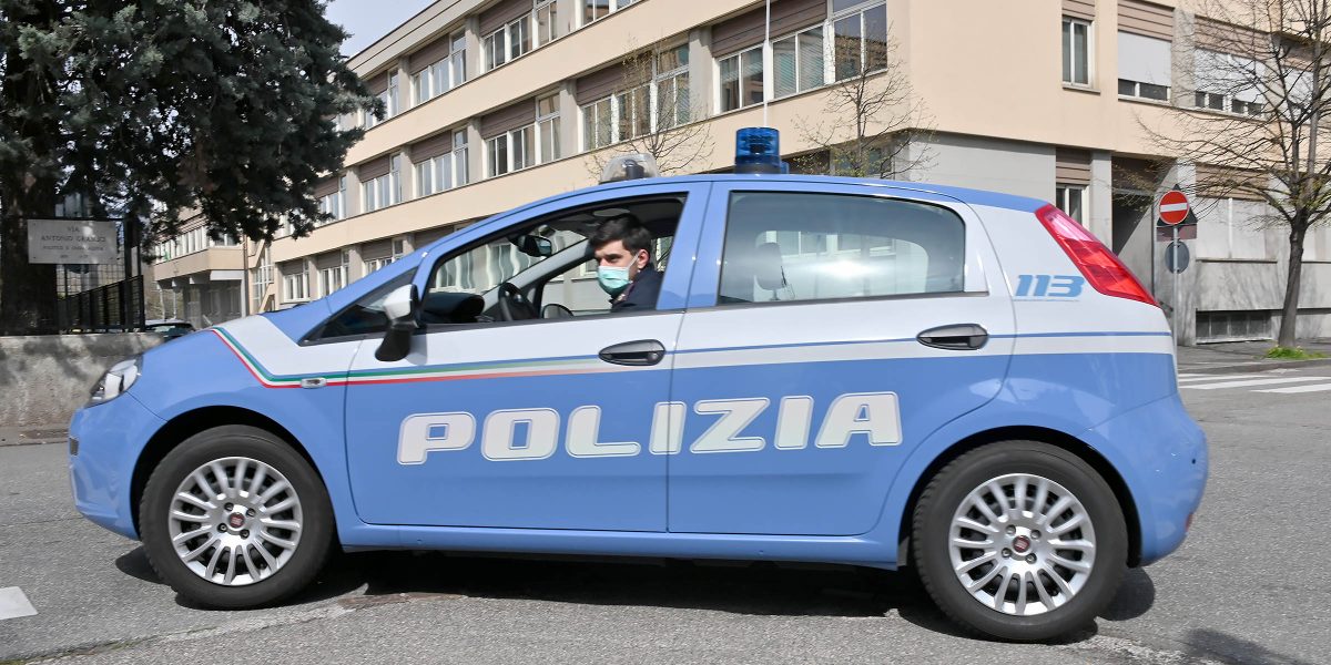 Controlli della polizia: in città chiusi un bar  e un negozio di alimentari