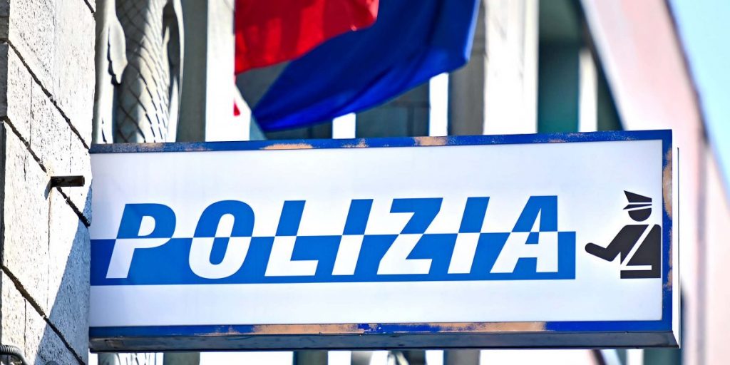 Gira nudo sul lungolago: fermato dalla polizia
