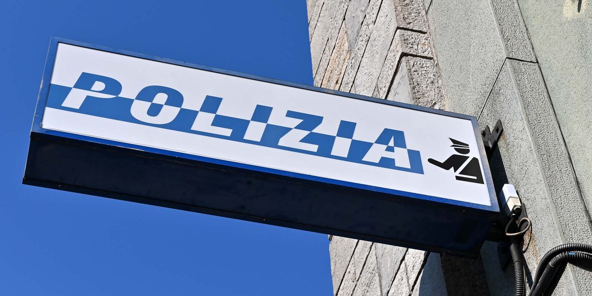 Abbandona il motorino rubato e fugge