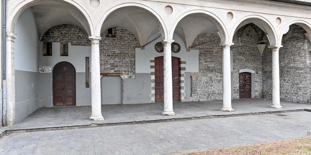 Portici di San Francesco,  senzatetto accompagnati nel dormitorio e area ripulita