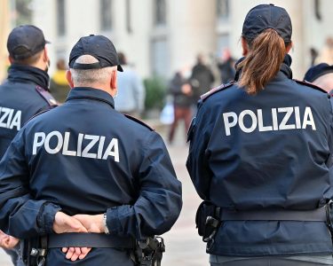 “Casetta” scoperchiata in piazza Cavour
