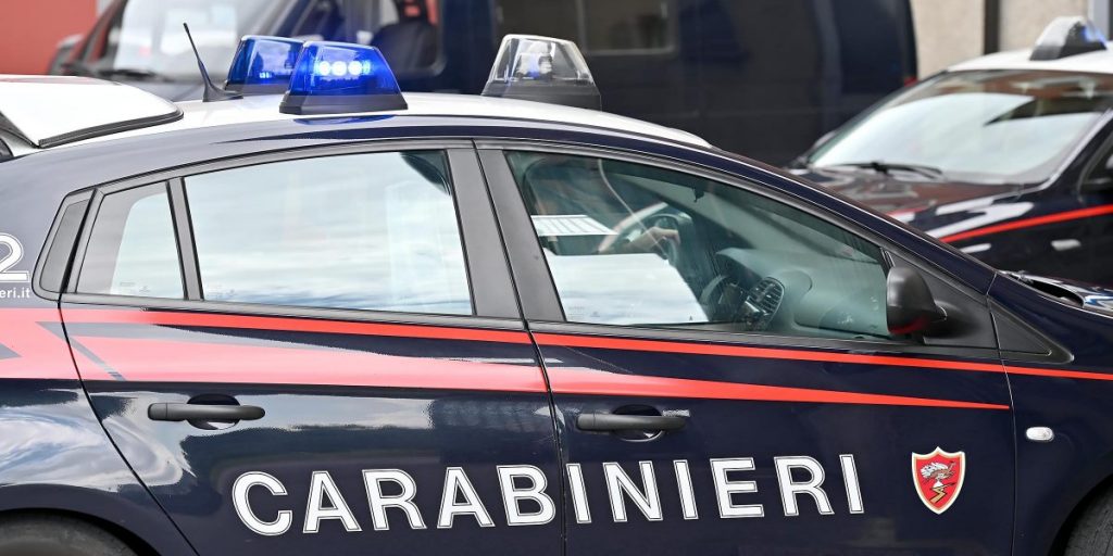 Ruba 700 euro dalla cassa e scappa: fermato dai passanti e dalla commessa